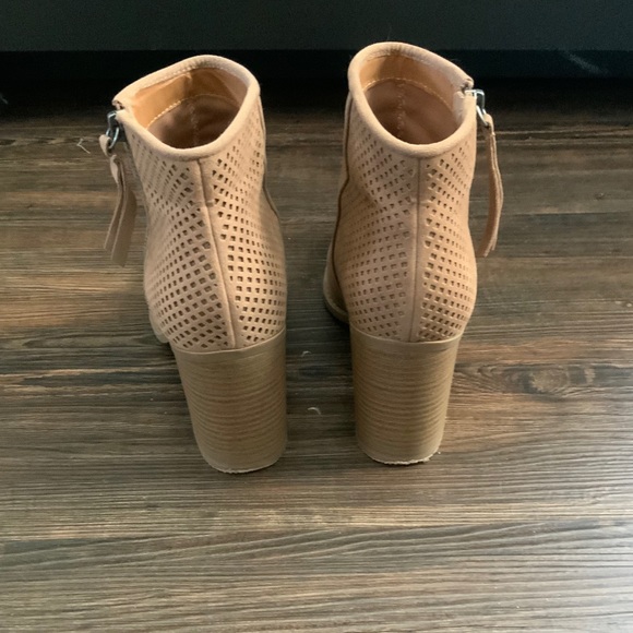 Boots - Picture 3 of 5